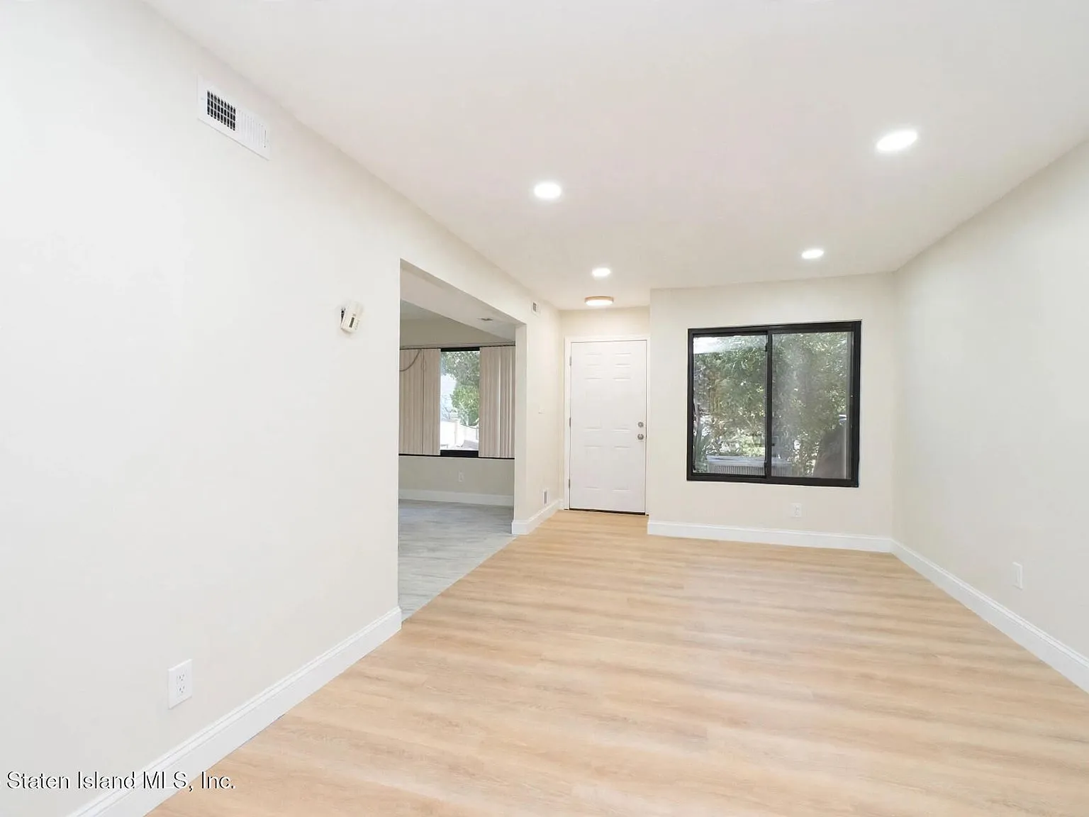 25 Wolkoff Lane photo 4